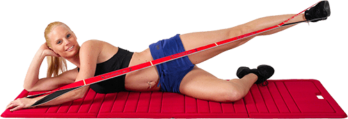 Девушка с резиновым испандером лежит на коврике