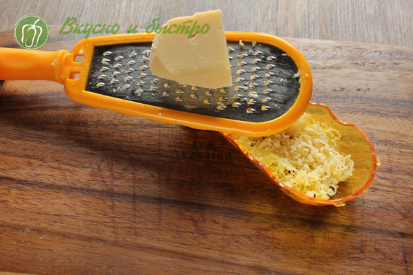Кабачки в сырном кляре рецепт - натираем сыр