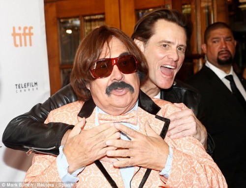 442B0FDA00000578-4874348-Hugged_up_Carrey_embraced_the_impersonator-a-11_1505224597174[1]