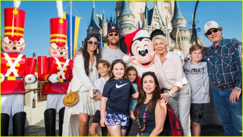 matthew-mcconaughey-and-camila-alves-bring-their-kids-to-walt-disney-world-02[1]