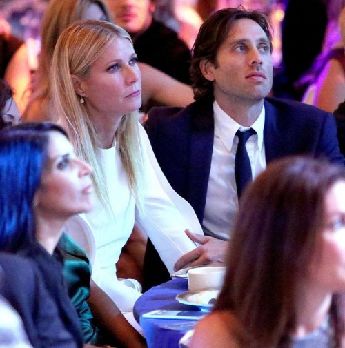 1444440499_gweneth-paltrow-brad-snuggle_2[1]