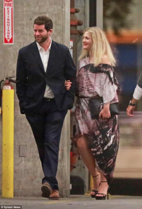 49269FF000000578-5384089-Night_out_Drew_Barrymore_was_spotted_with_a_mystery_man_as_her_d-a-71_1518504120600[1]