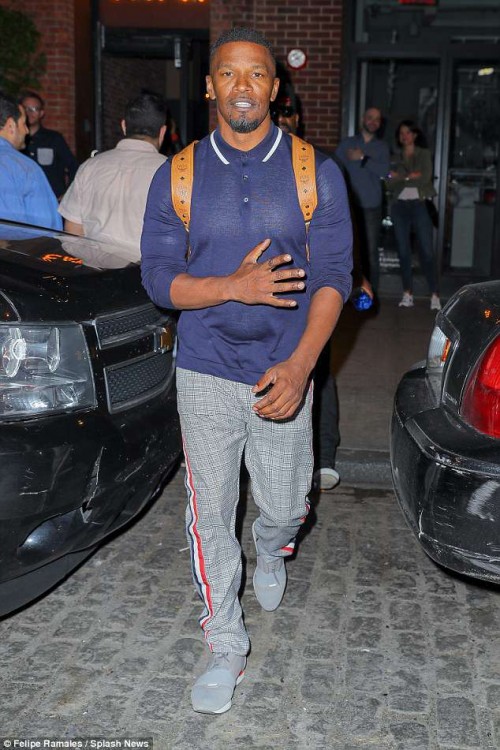 4BC2F42B00000578-5681825-On_the_move_Jamie_looked_stylish_as_he_made_his_way_outside_to_h-a-20_1525257455156[1]