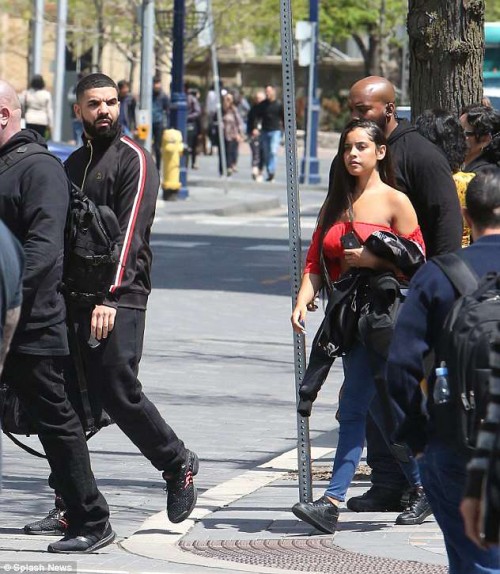 4C5CD94A00000578-5741791-Stunner_Malaika_walked_beside_her_alleged_boyfriend_in_a_red_cro-a-16_1526592780601[1]