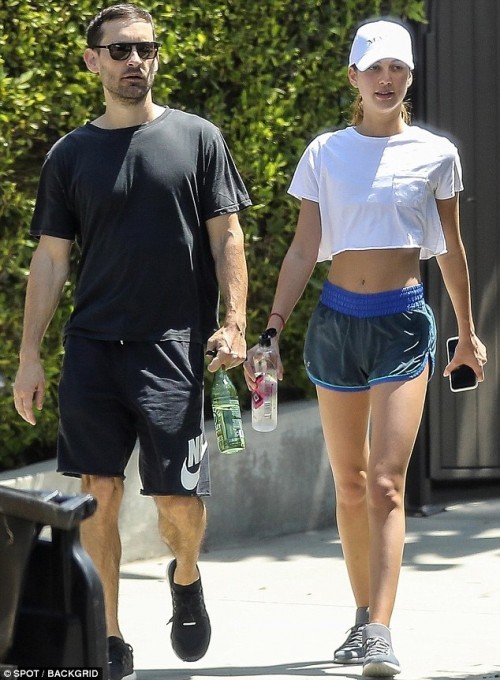4E6A0C3F00000578-5972601-There_the_lovebirds_go_On_Thursday_Tobey_Maguire_43_stepped_out_-a-81_1532043395415[1]
