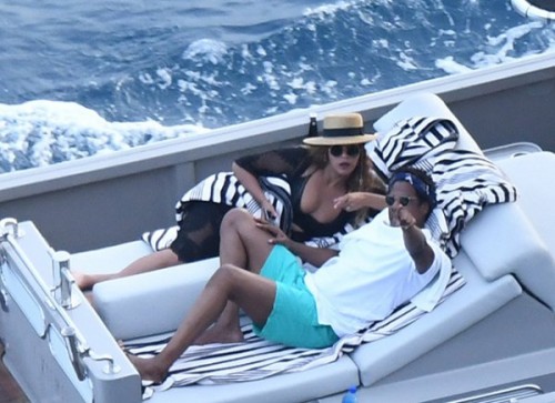 beyonse-i-dzhey-zi-otdyhayut-na-yahte-na-fone-sluhov-o-tretey-beremennosti-pevicy_1[1]