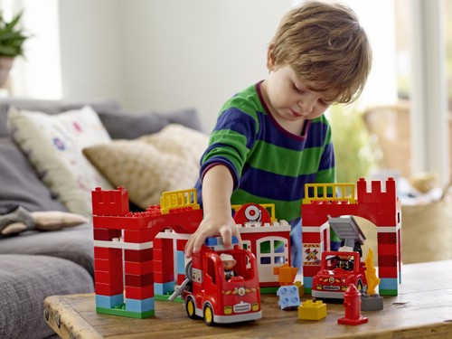мальчик играет в Lego